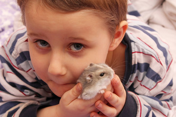 Kind mit Hamster