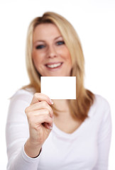 Frau mit Visitenkarte