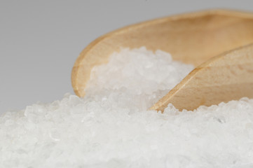 grobes Salz in Holzschäufelchen