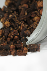 Gewürznelken im Glas
