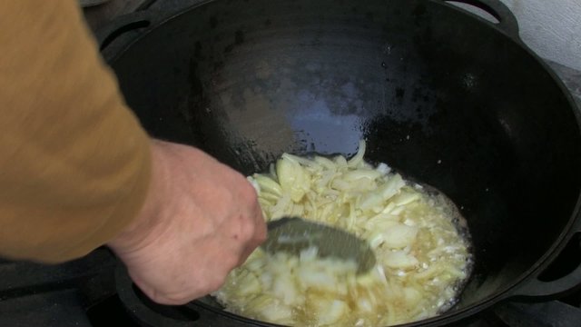 Frying onion in Boiling melted fat in Wok