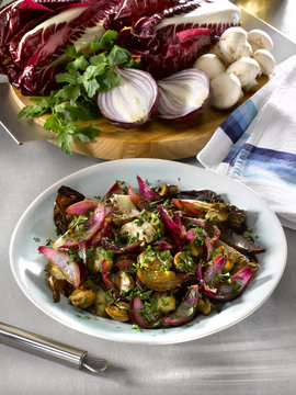 padaletta de chicor&eacute;e et champignons avec oignons grill&eacute;s