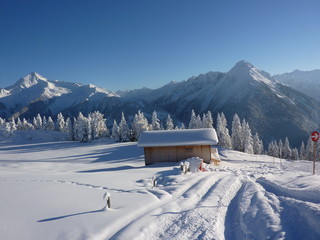 Winterlandschaft mit Holzhütte