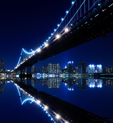 Fototapeta na wymiar New York City Skyline i Manhattan Bridge w nocy