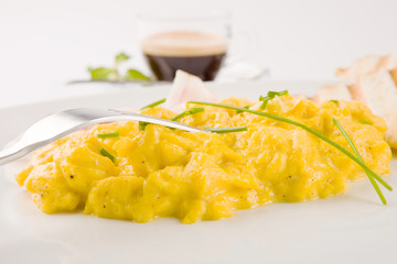 Colazione Uova strapazzate con bacon e caffè