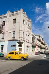 Afwasbaar Fotobehang Cubaanse oldtimers Havana straat met gele auto