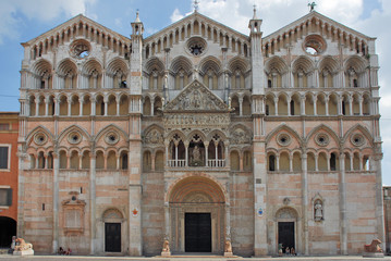 Fototapeta na wymiar Włochy Ferrara elewacji katedry St George