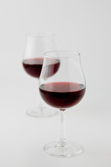 白背景に2個の赤ワイン
