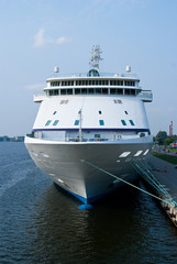 Naklejka premium Big cruise ship in port, front view