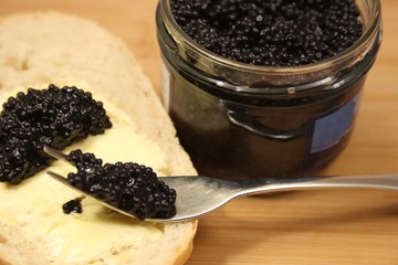 Fototapeta na wymiar kaviar auf Gabel