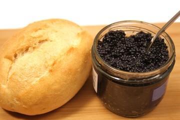 Fototapeta na wymiar frisches Brötchen mit Kaviar