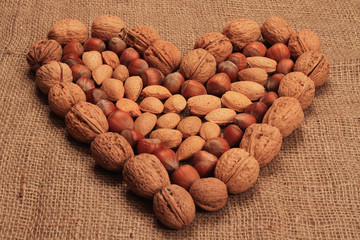 Nüsse in Herzform