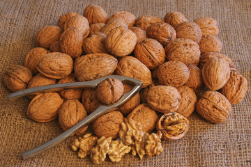 Walnüsse mit Nussknacker