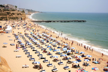 Fototapeta na wymiar Atlantic coast and beach at Albufeira in Algarve, Portugal