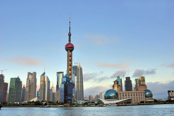 Obraz premium Shanghai the pearl tower and Pudong skyline at sunset.