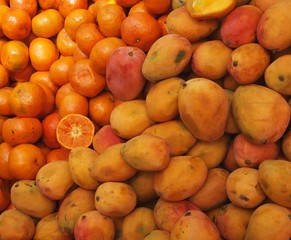 Naklejka na ściany i meble Oranges and mangos on the local marketplace, Peru