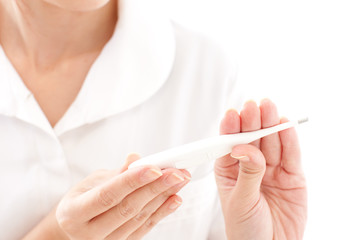 体温計と看護士