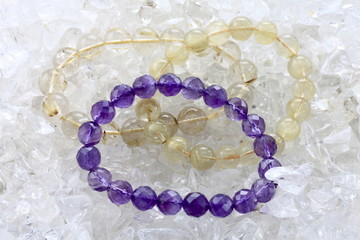 水晶ブレスレット群（アメジスト、ゴールドルチル水晶）