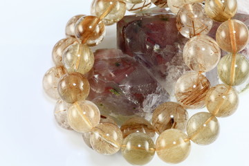 針水晶ブレスレット群とヒマラヤ水晶原石／（横-左下スペース）