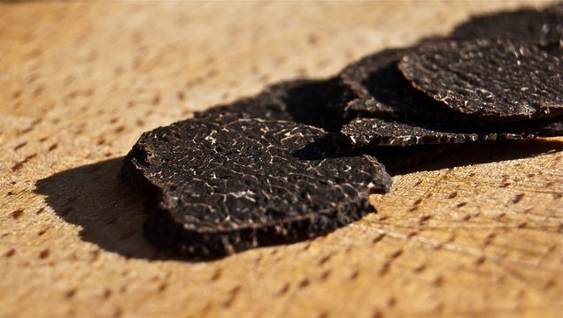 Sliced black truffles - Truffe noire et tranches