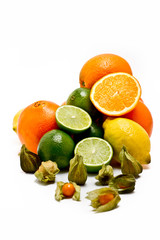 Vitamine mit Orange, Zitrone, Limette und Physalis