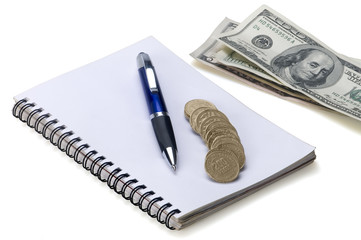 Agenda  con dólares monedas y estilógrafo