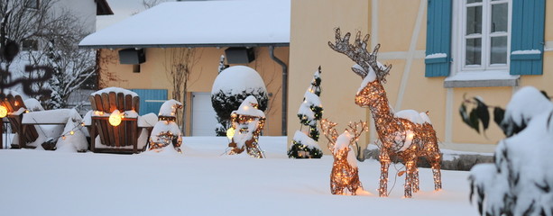 Weihnachtsdekoration im Garten