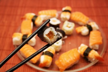 Stäbchen mit Sushi