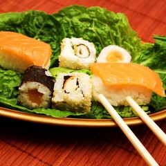 Sushi mit Salat