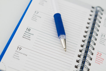 Terminkalender und Kugelschreiber