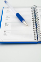 Terminkalender und Kugelschreiber