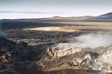 Campo de lava y fumarolas