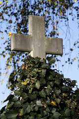 Steinkreuz auf einem Friedhof