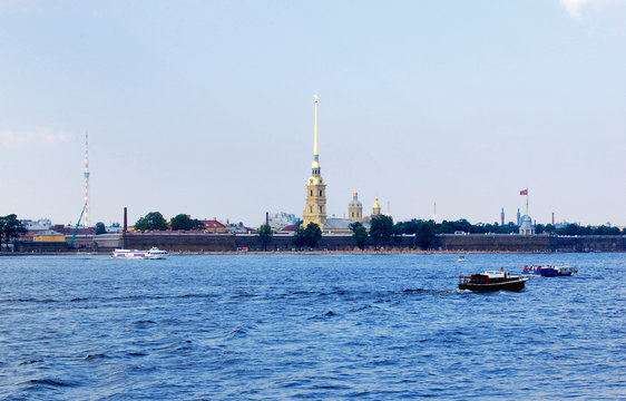 Fortaleza de Pedro y Pablo desde el Neva, San Petersburgo