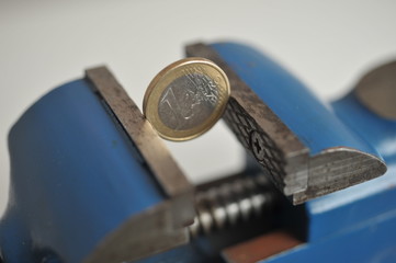 Der Euro in der Klemme, im Schraubstock, in der Zange