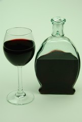 Rotwein in Flasche und Glas