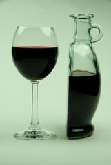 Rotweinflasche mit Glas