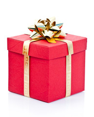 Paquet cadeau rouge noeud doré sur fond blanc