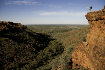 hombre en acantilado paisaje