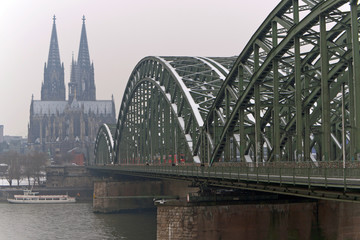 K&ouml;lner Dom im Winter, Hohenzollernbr&uuml;cke