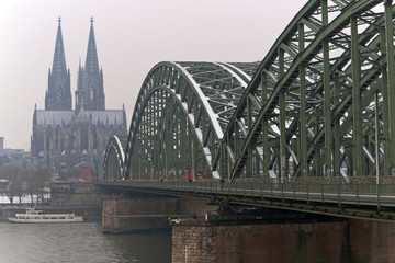 Kölner Dom im Winter, Hohenzollernbrücke