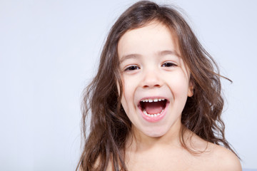 Portrait d'une fillette joyeuse....