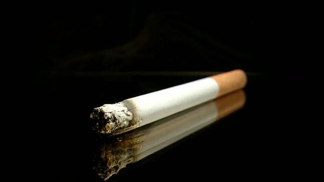 Zigarette mit ansicht von vorne brennt im Zeitraffer ab