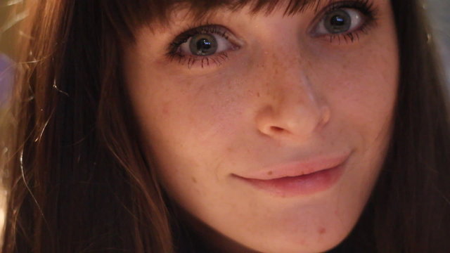 молодая красивая девушка пьет из трубочки