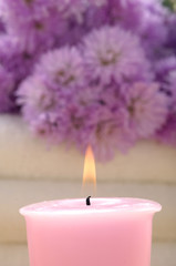 Obraz na płótnie Canvas różowe Gerbery i świeca
