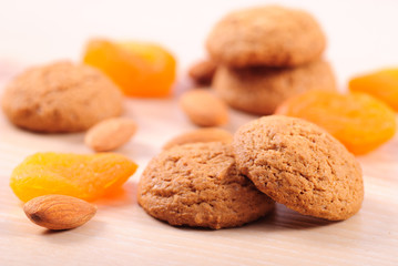 Cookies with almond and dried apricots