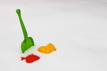 Sandspielzeug im Schnee