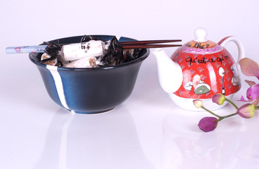 théière et bonbons japonais