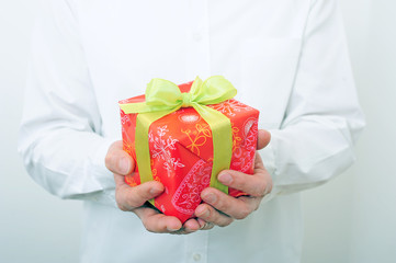 Rotes Geschenk mit grüner Schleife