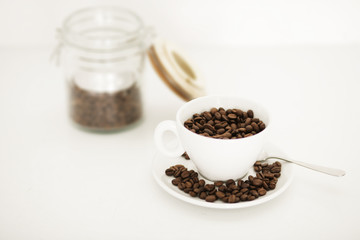Kaffee Bohnen und Tasse